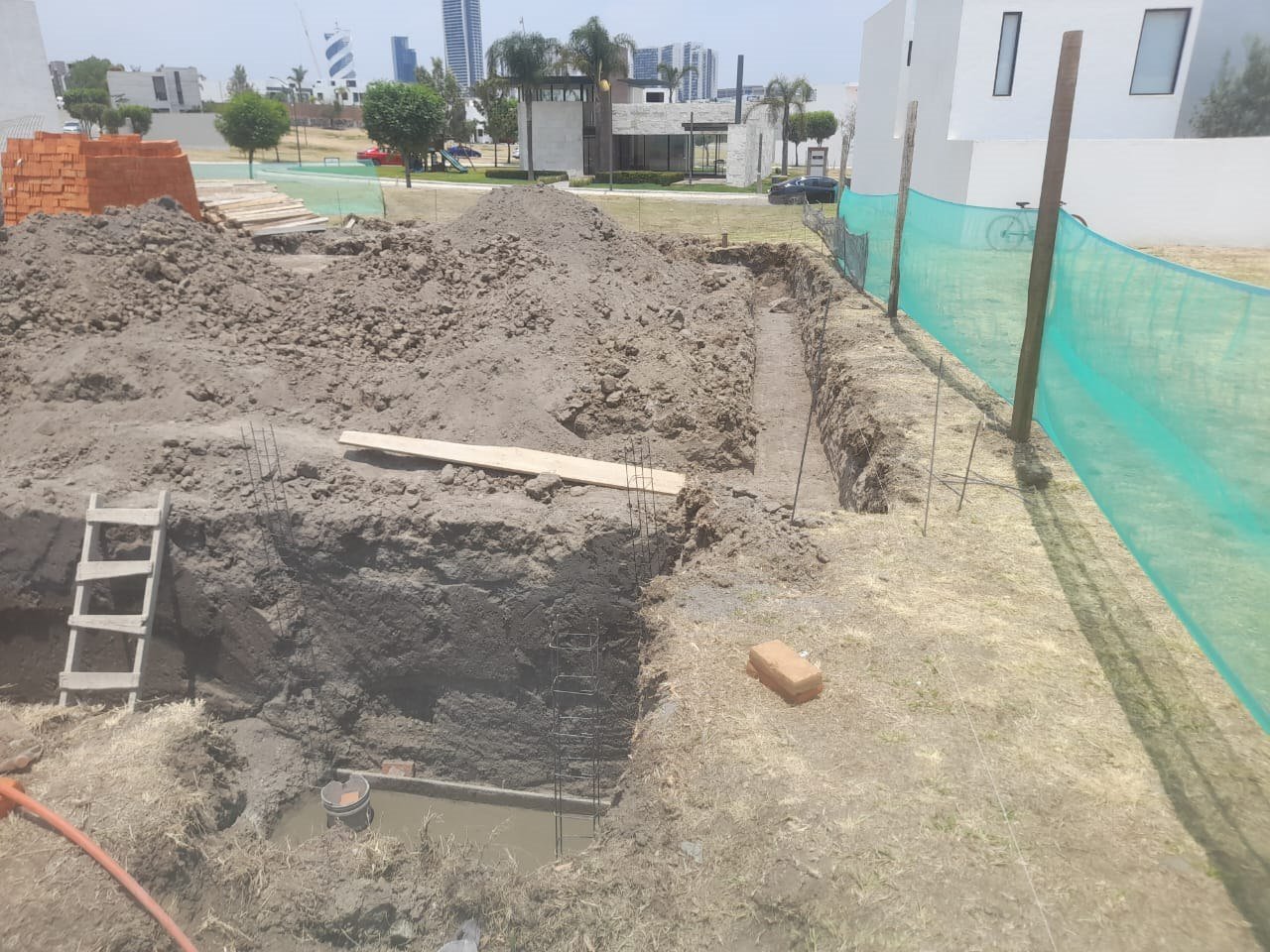 Excavación en terreno colindante