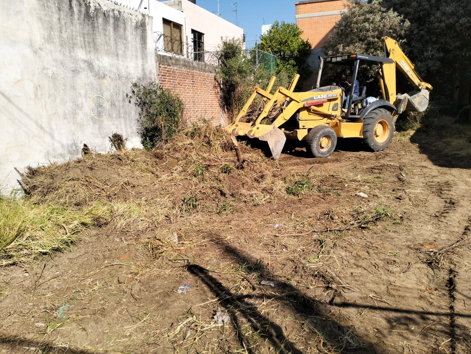 Materiales de obra junto a la zanja de cimentación