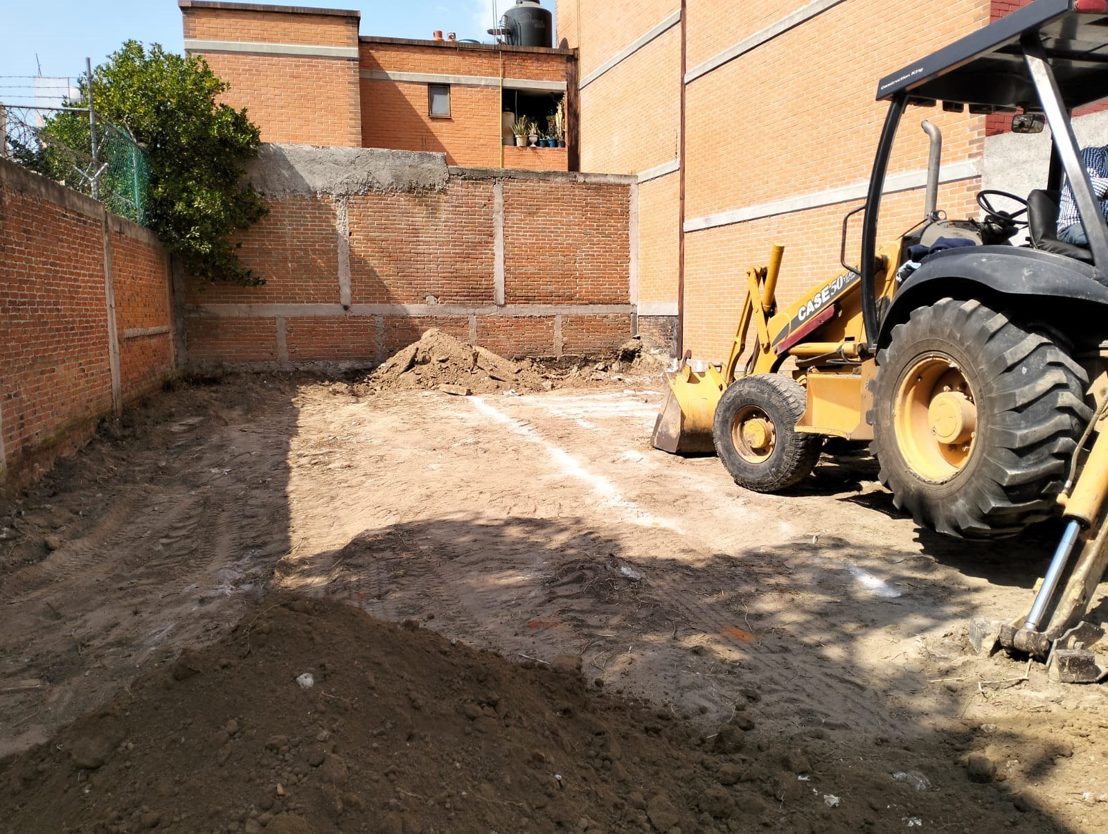 Limpieza de terreno con retroexcavadora