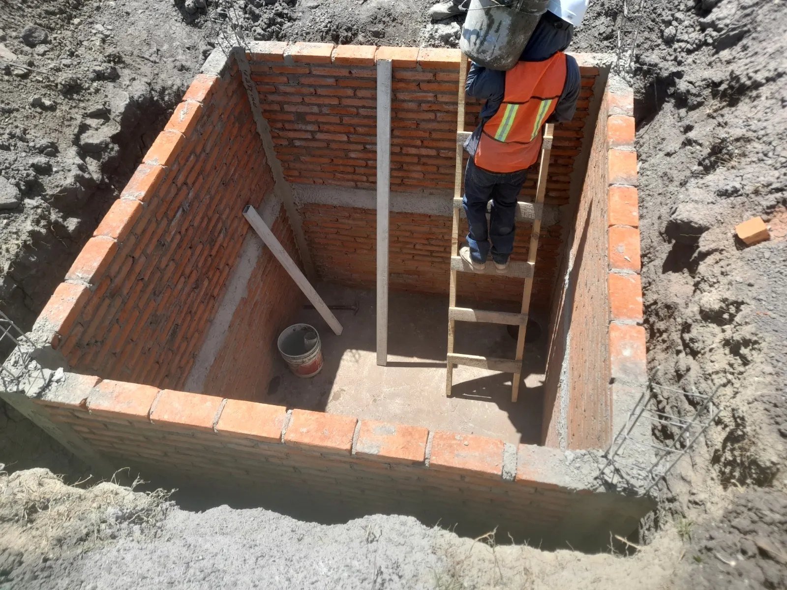 Cisterna en construcción, muro de tabique