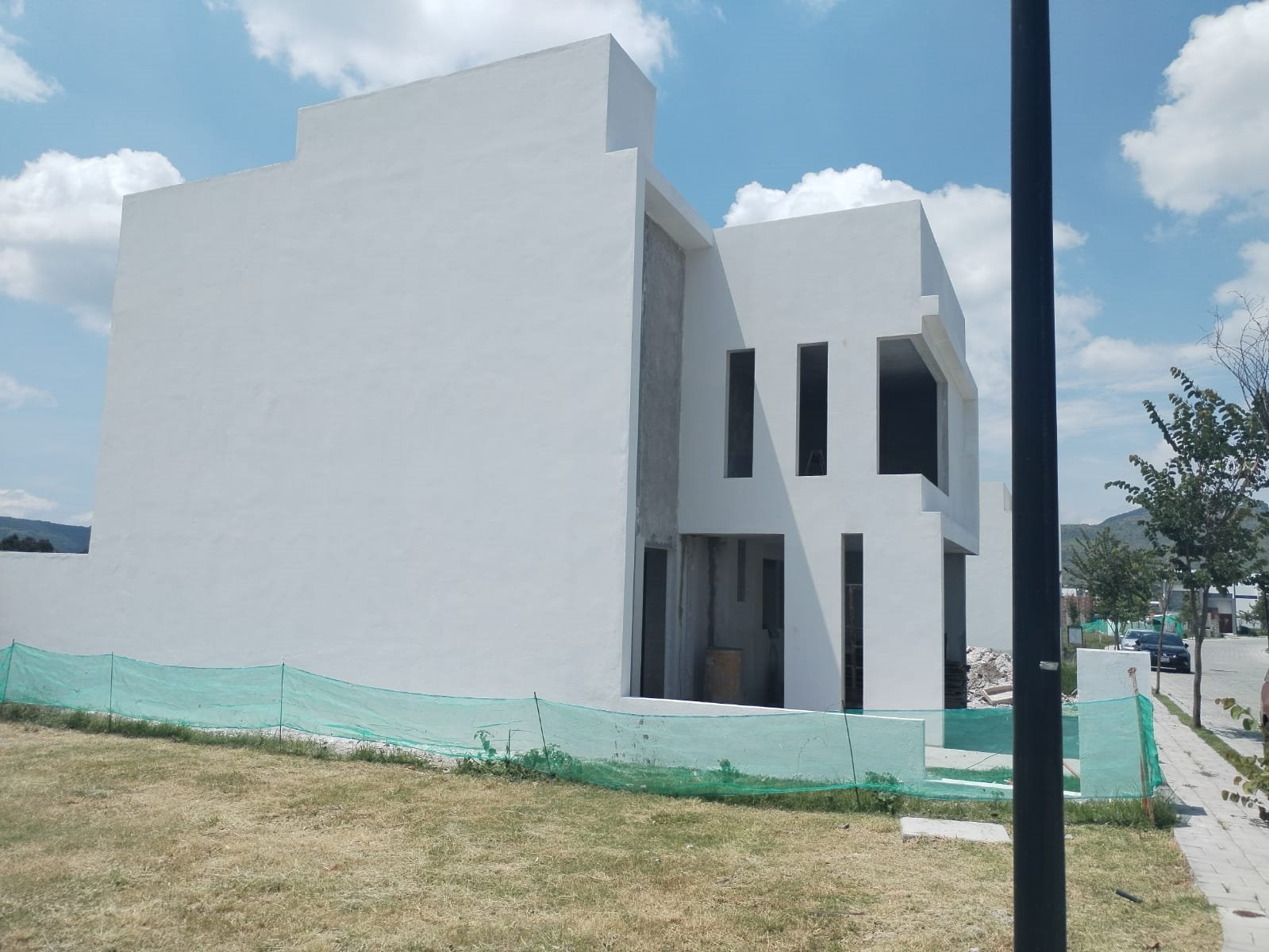 Fachada en obra gris, otro ángulo