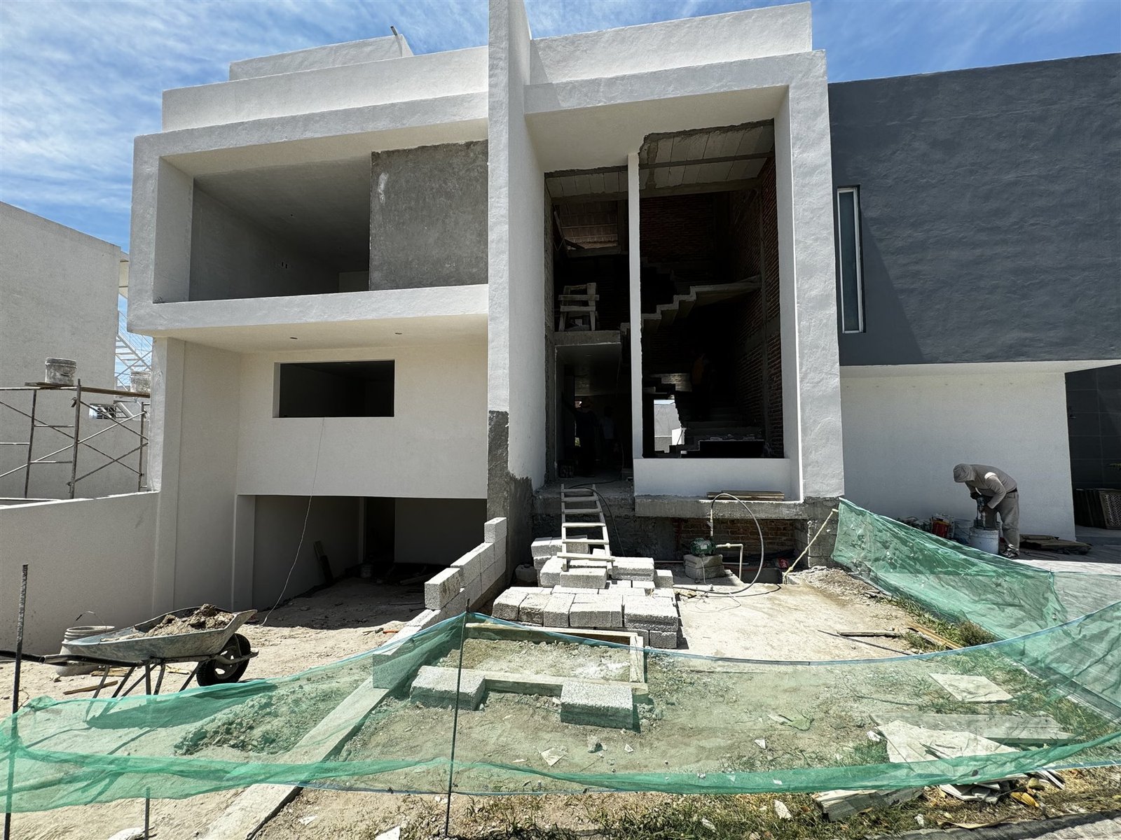 Fachada en obra con red de protección