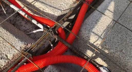 Manguera corrugada ahogada en losa, detalle