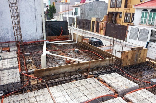 Preparación de colado con manguera corrugada en losa