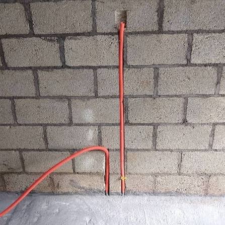 Manguera corrugada ahogada en muro de block