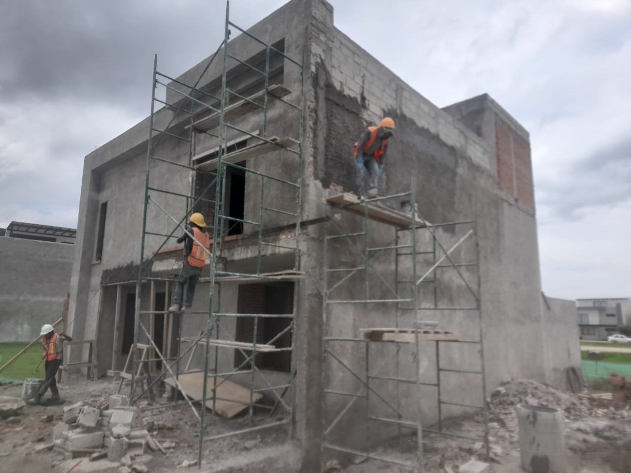 Aplanado exterior con andamio, fachada en proceso