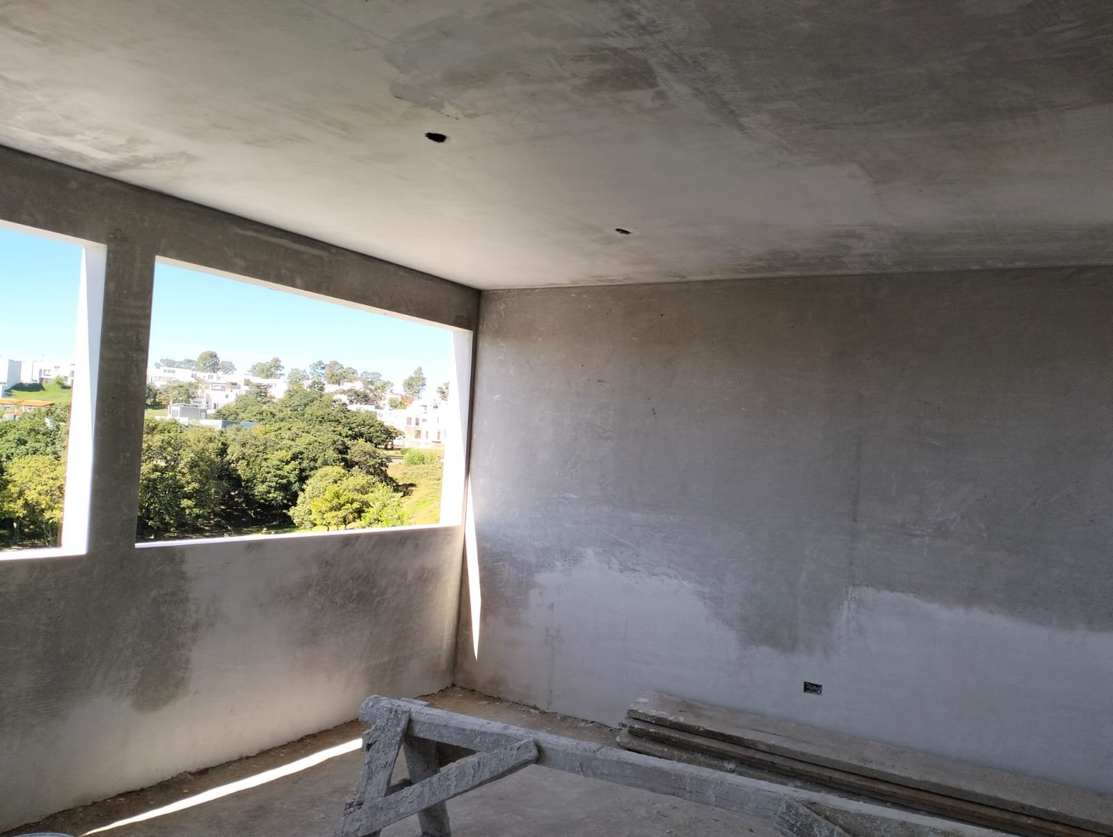 Interior con ventanal, aplanado en proceso