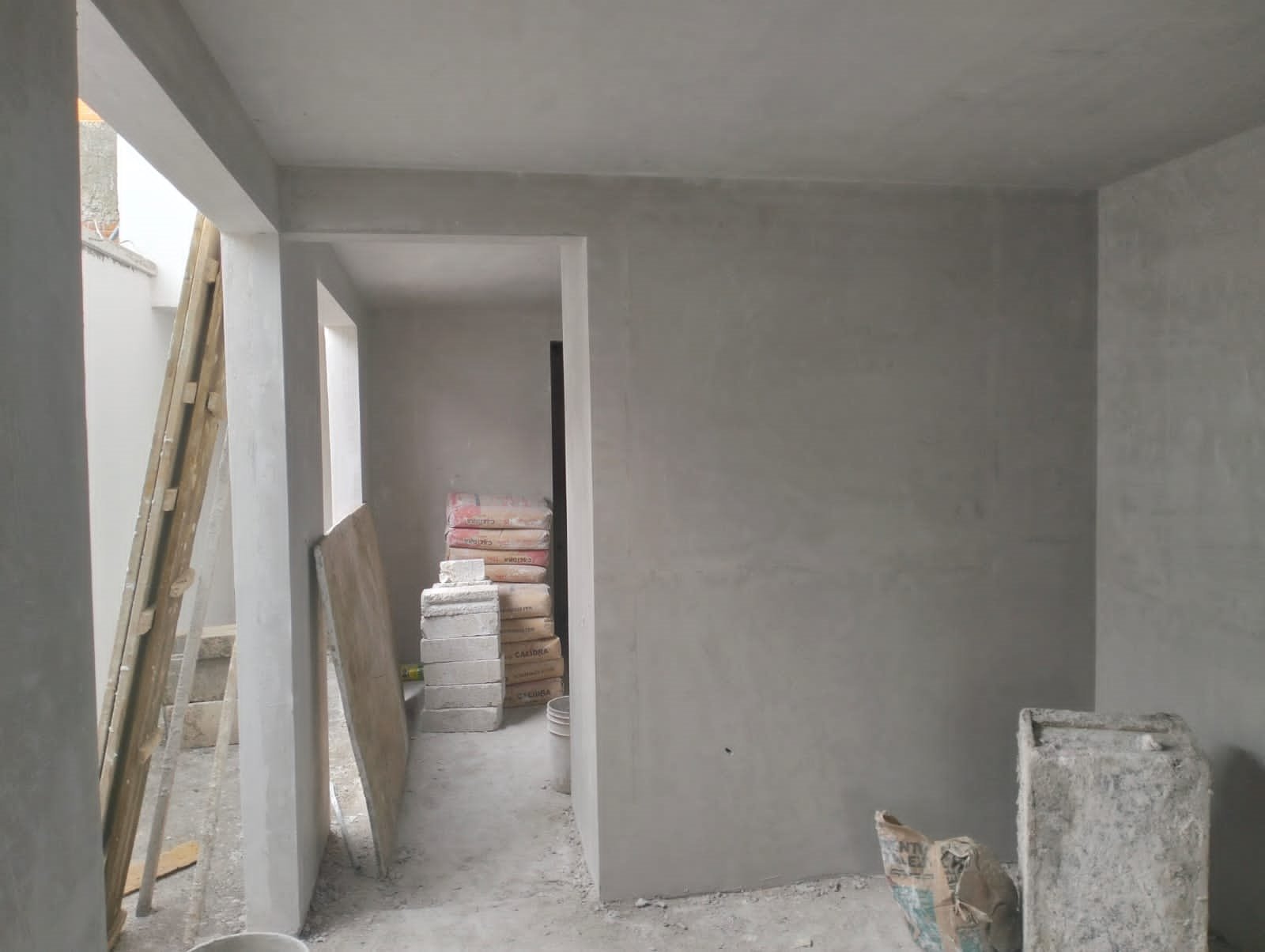 Interior en obra, pasillo con materiales