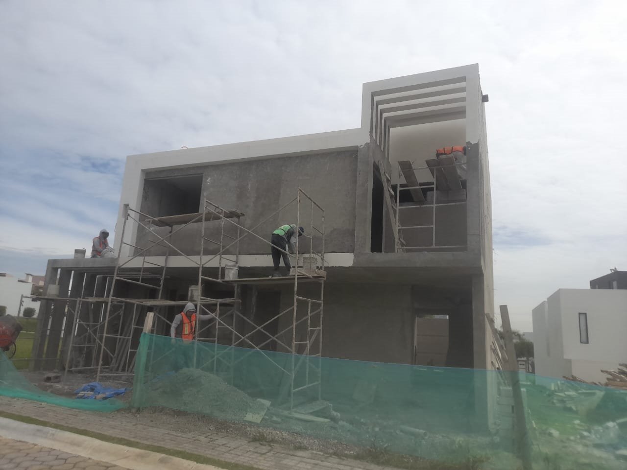 Fachada con andamio y malla de protección