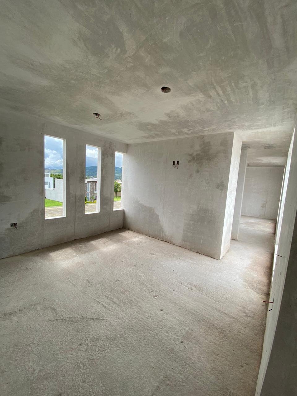 Interior en obra gris, aplanado sin pintura