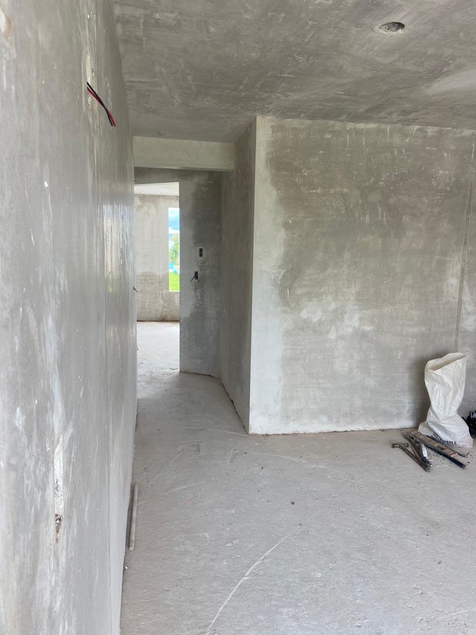 Pasillo en obra gris, aplanado en proceso