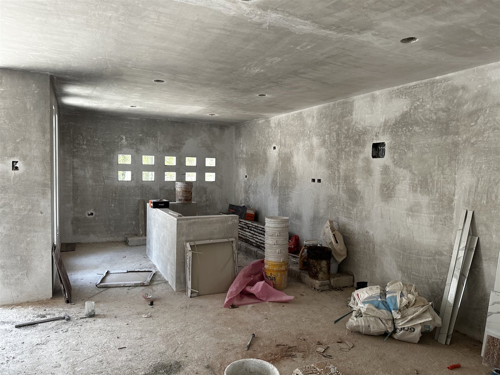 Interior en obra negra, aplanado en proceso
