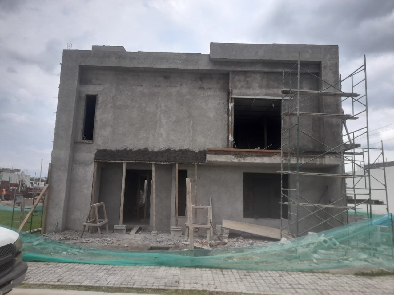 Estructura en obra gris, fachada con andamio