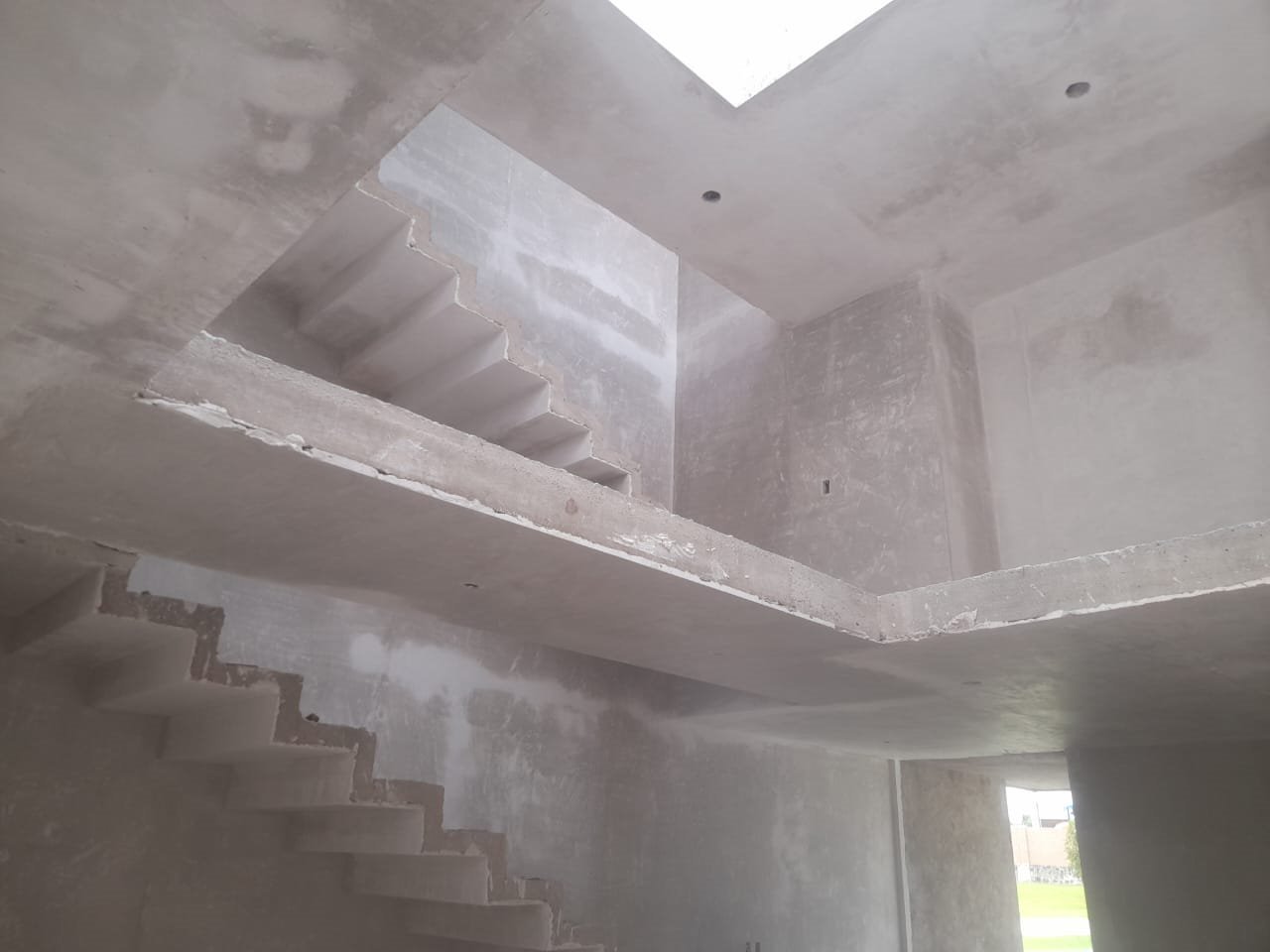 Escalera de concreto en obra, aplanado en proceso