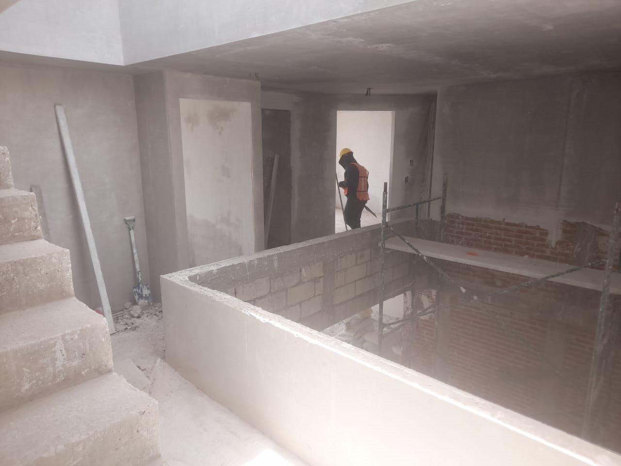 Albañilería en proceso, muro de tabique