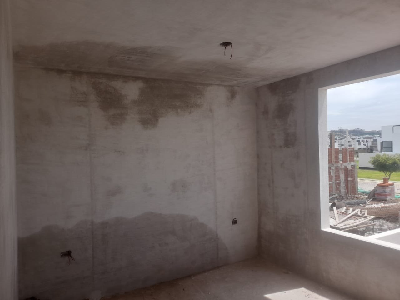 Interior en obra gris, aplanado en muros
