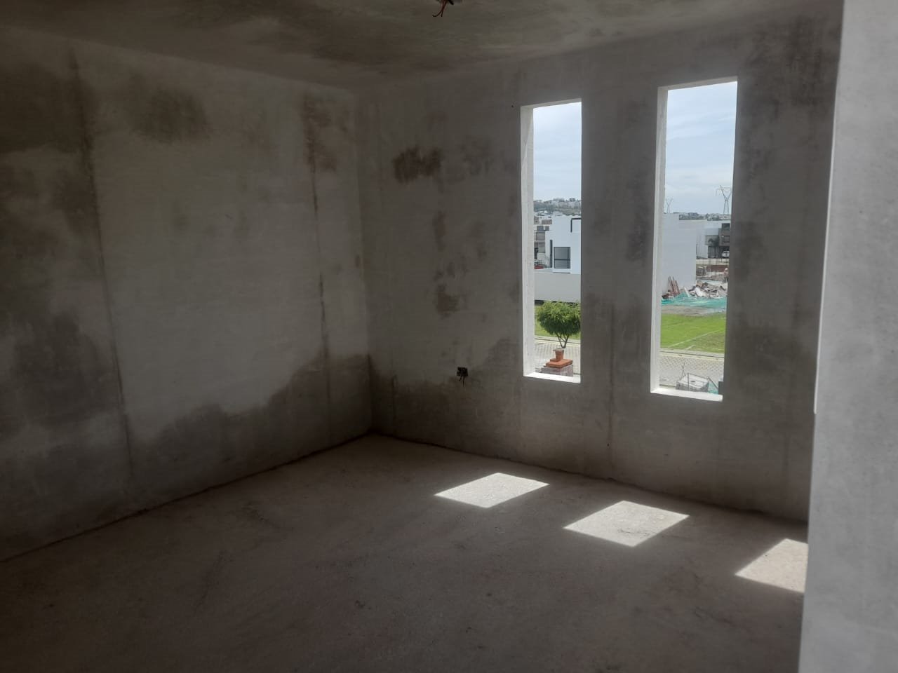 Interior en obra gris, con ventanería
