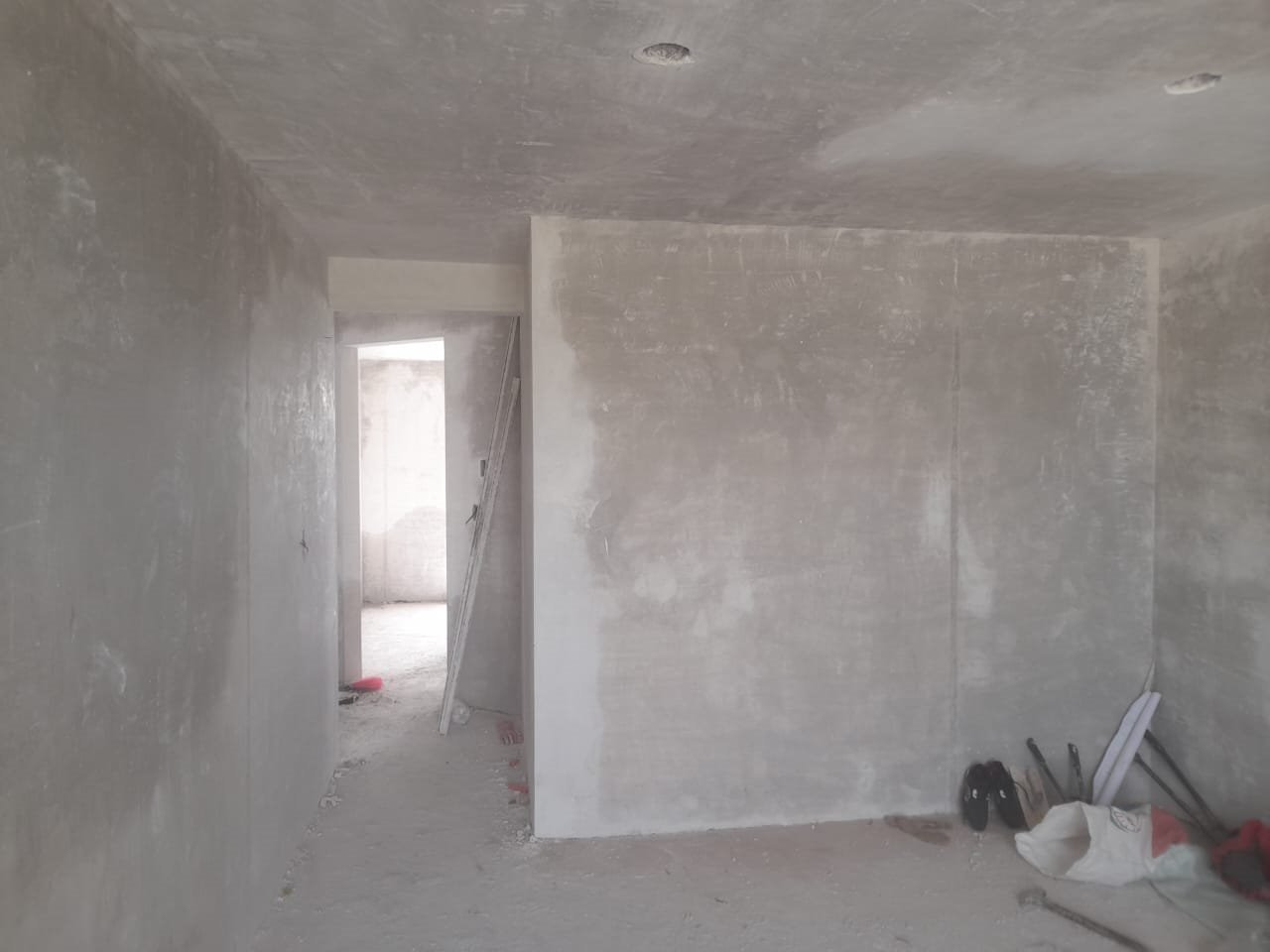 Interior en obra gris, aplanado terminado