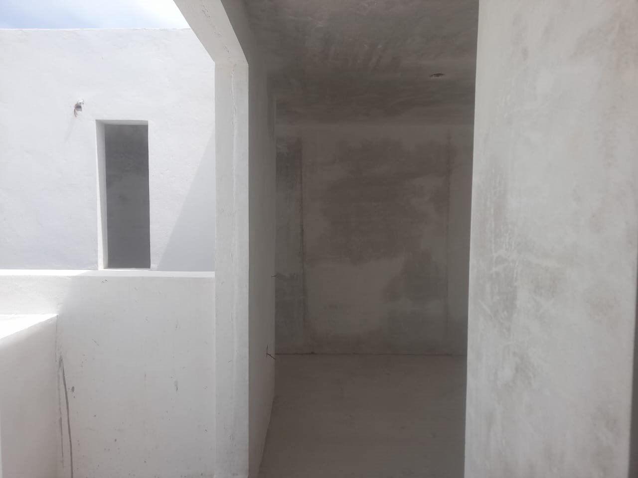 Interior en obra, aplanado con materiales