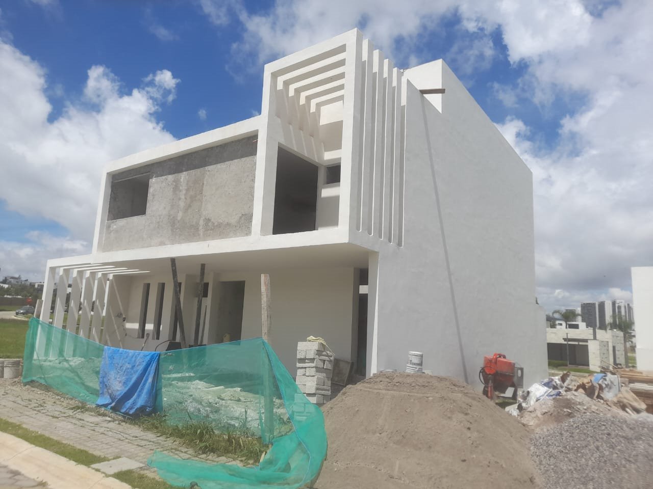 Interior en obra gris, muro con vano