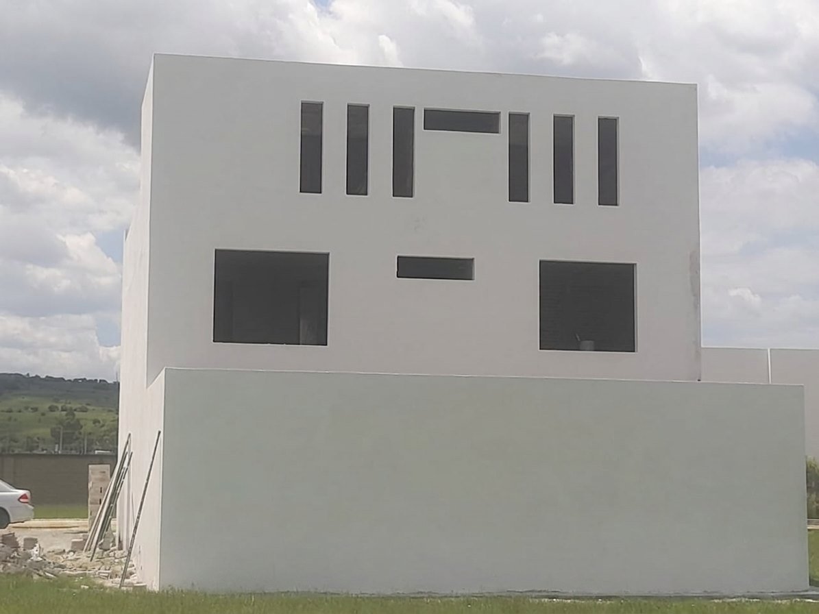 Fachada terminada en obra gris, detalle de vanos