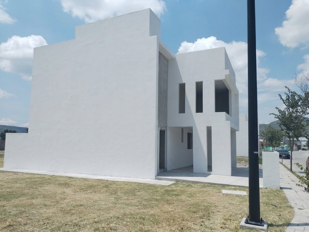 Fachada terminada en obra gris, vista angular