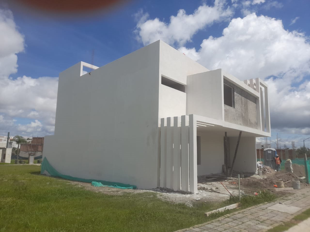 Fachada terminada en obra gris, vista lateral