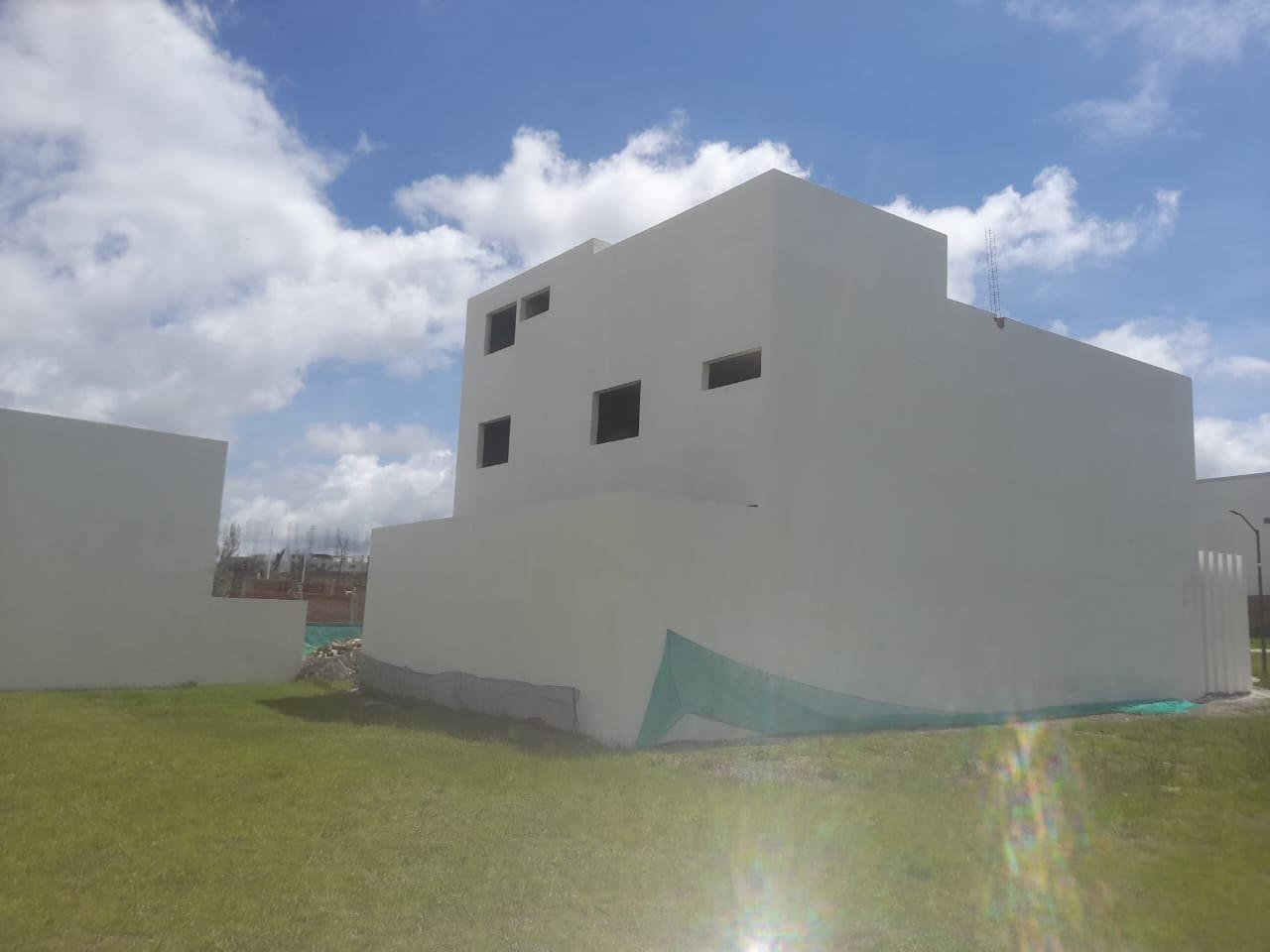 Fachada terminada en obra gris, vista de calle