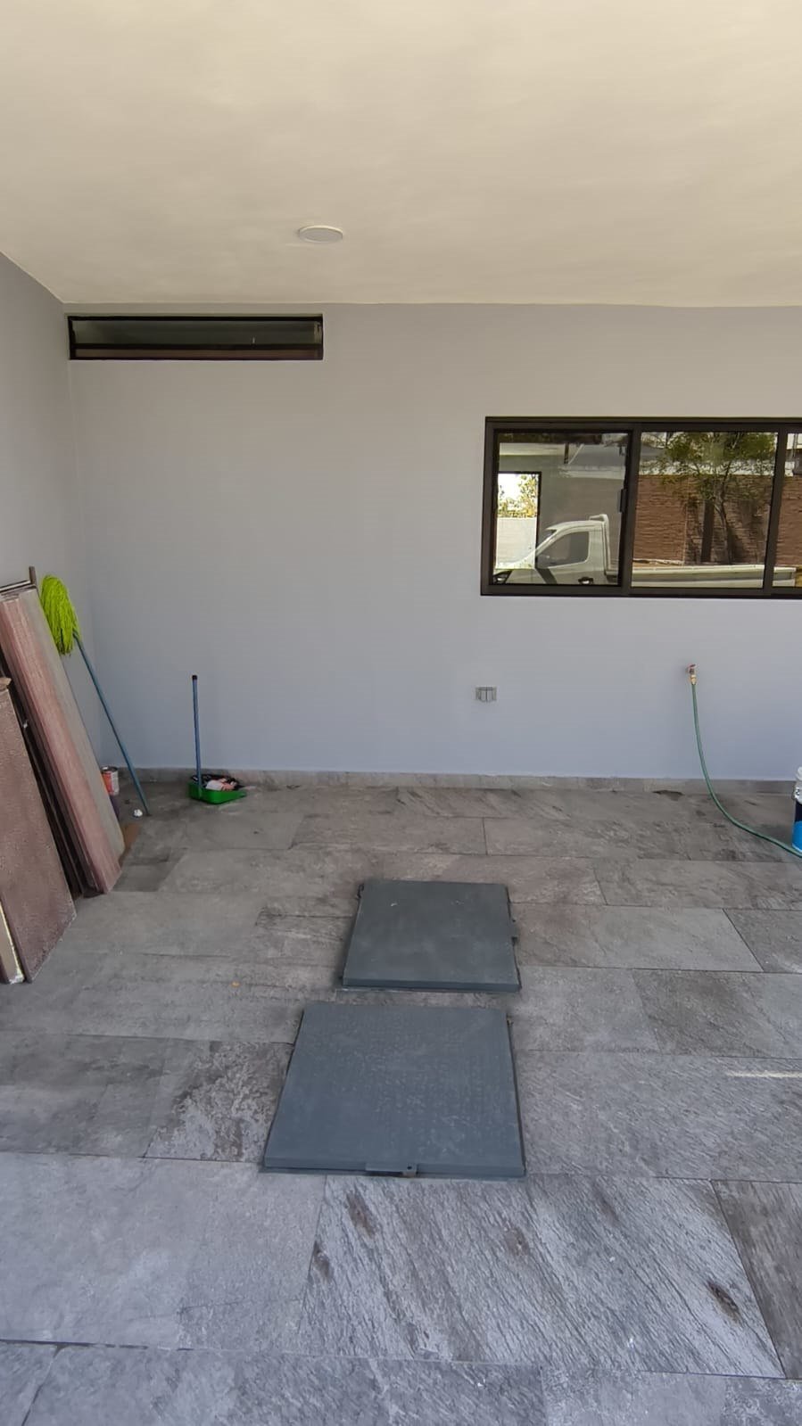 Registros de cisterna terminados, a nivel de piso