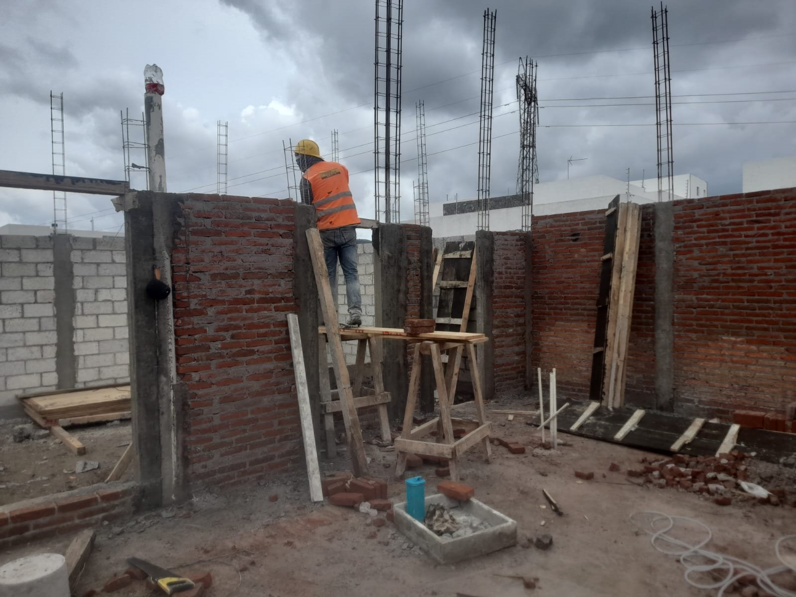 Muro de tabique con andamio
