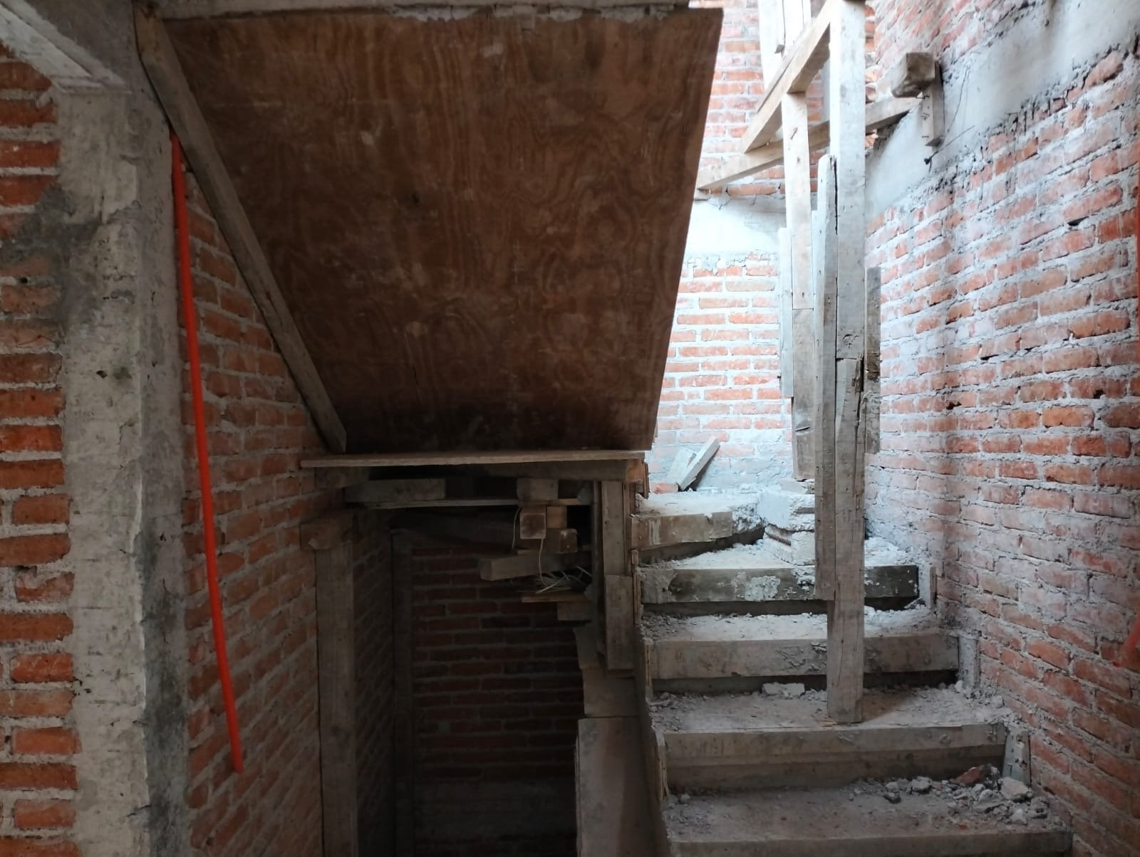 Muros de tabique rojo con acero de refuerzo