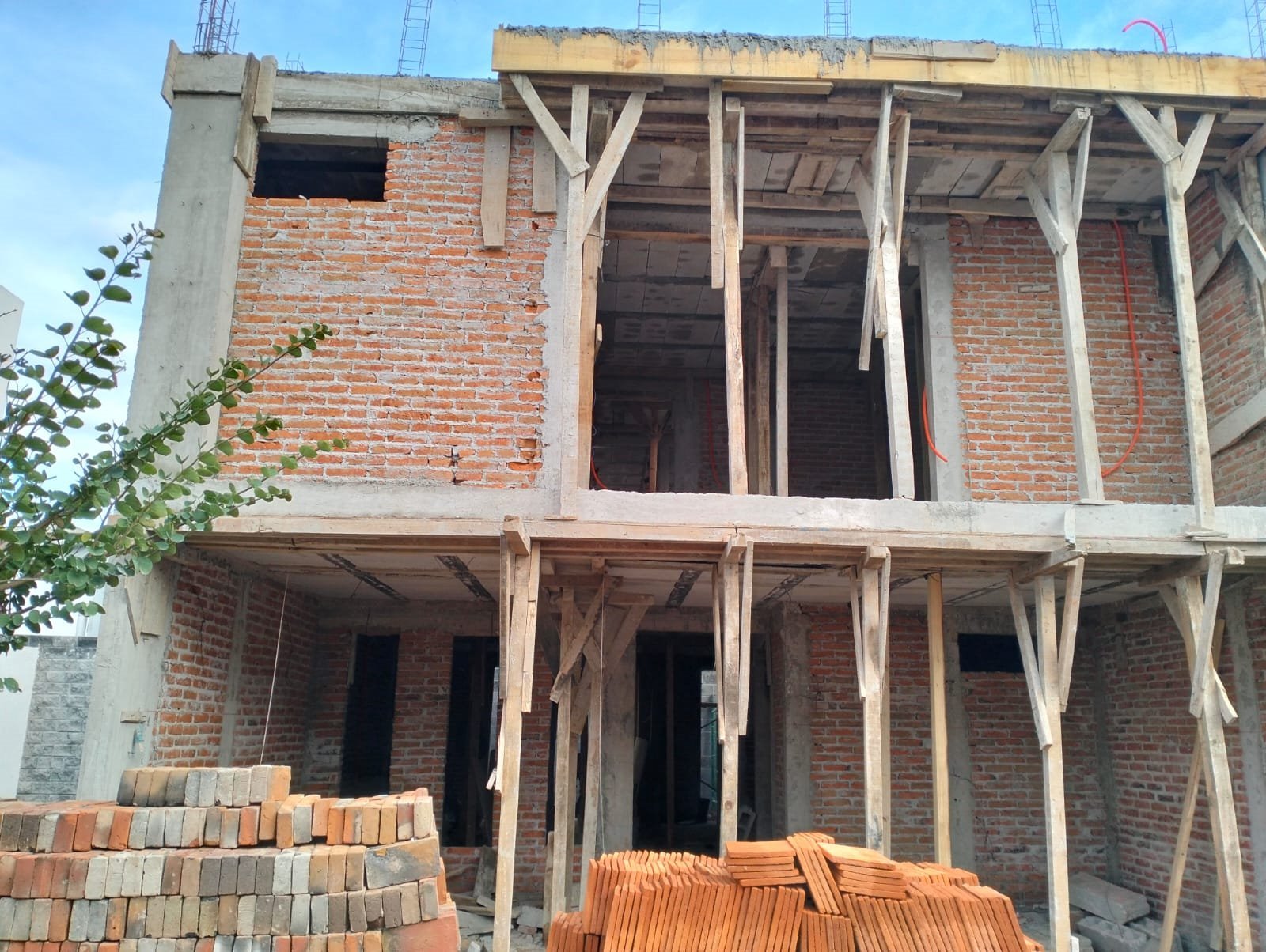 Estructura de dos niveles en ladrillo expuesto