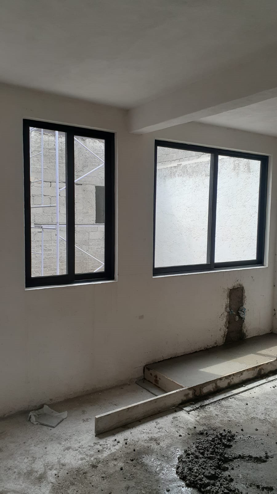 Ventanas de aluminio negro en obra