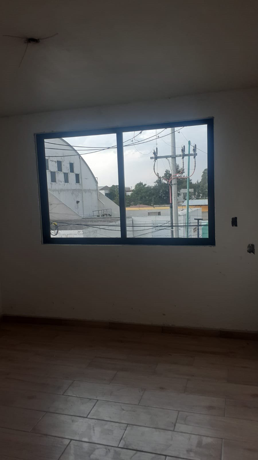 Ventana de aluminio negro con vista a la calle
