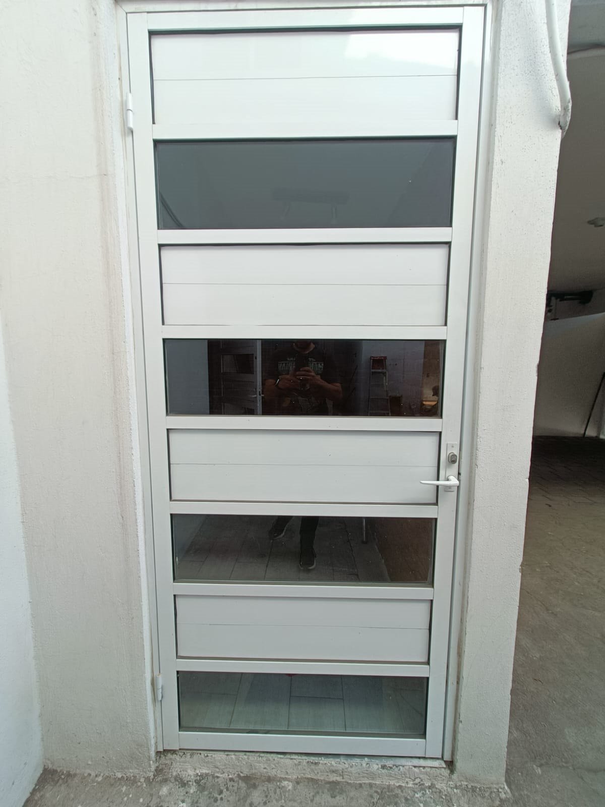 Puerta de servicio de aluminio blanco con paneles de vidrio