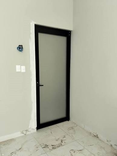 Puerta de servicio con vidrio