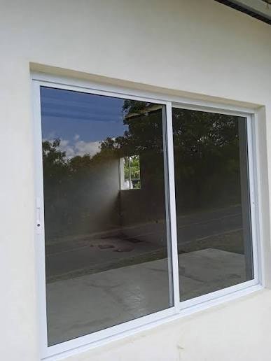 Ventana corrediza de aluminio blanco