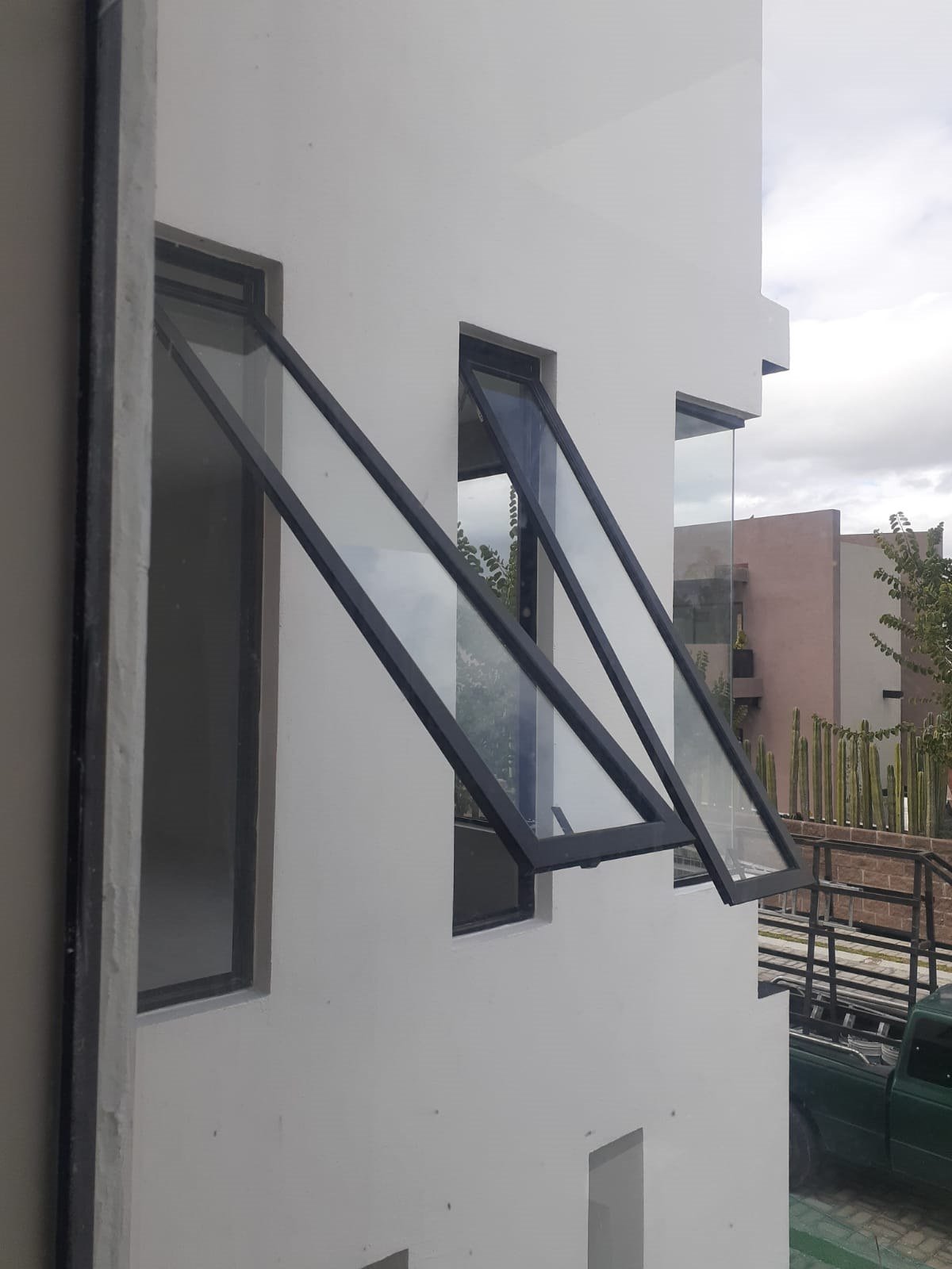 Ventana proyectable de aluminio negro