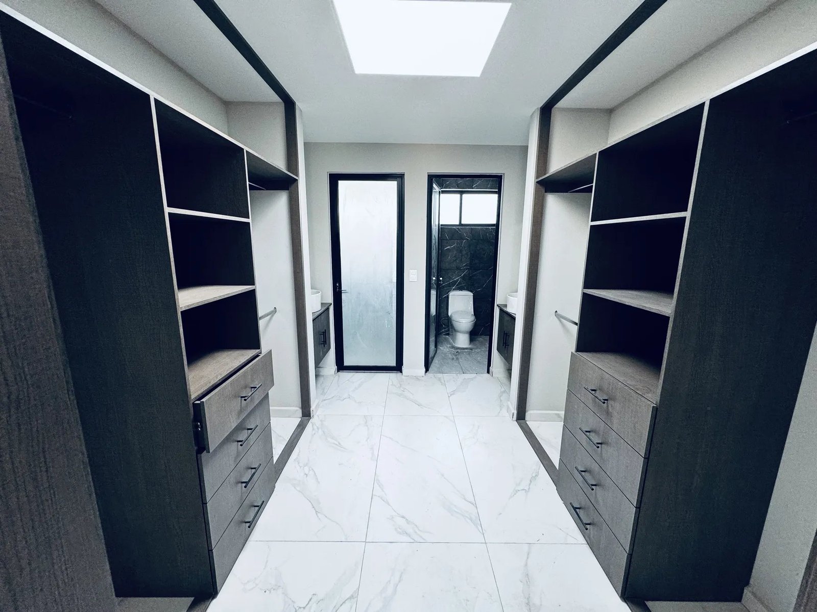 Vestidor doble sobre piso de mármol