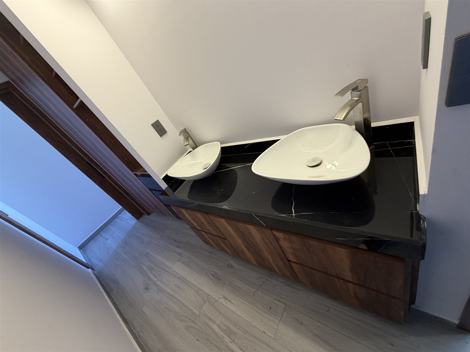 Mueble de baño en madera