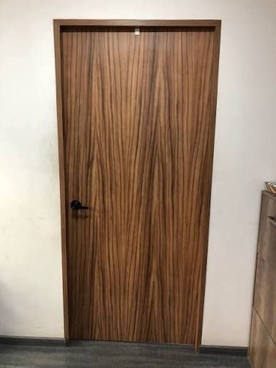 Puerta interior en madera