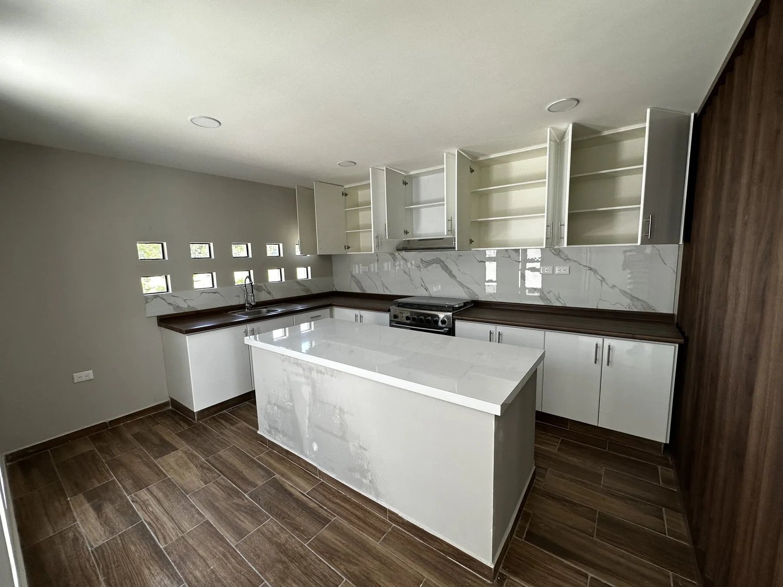 Cocina integral blanca con isla central