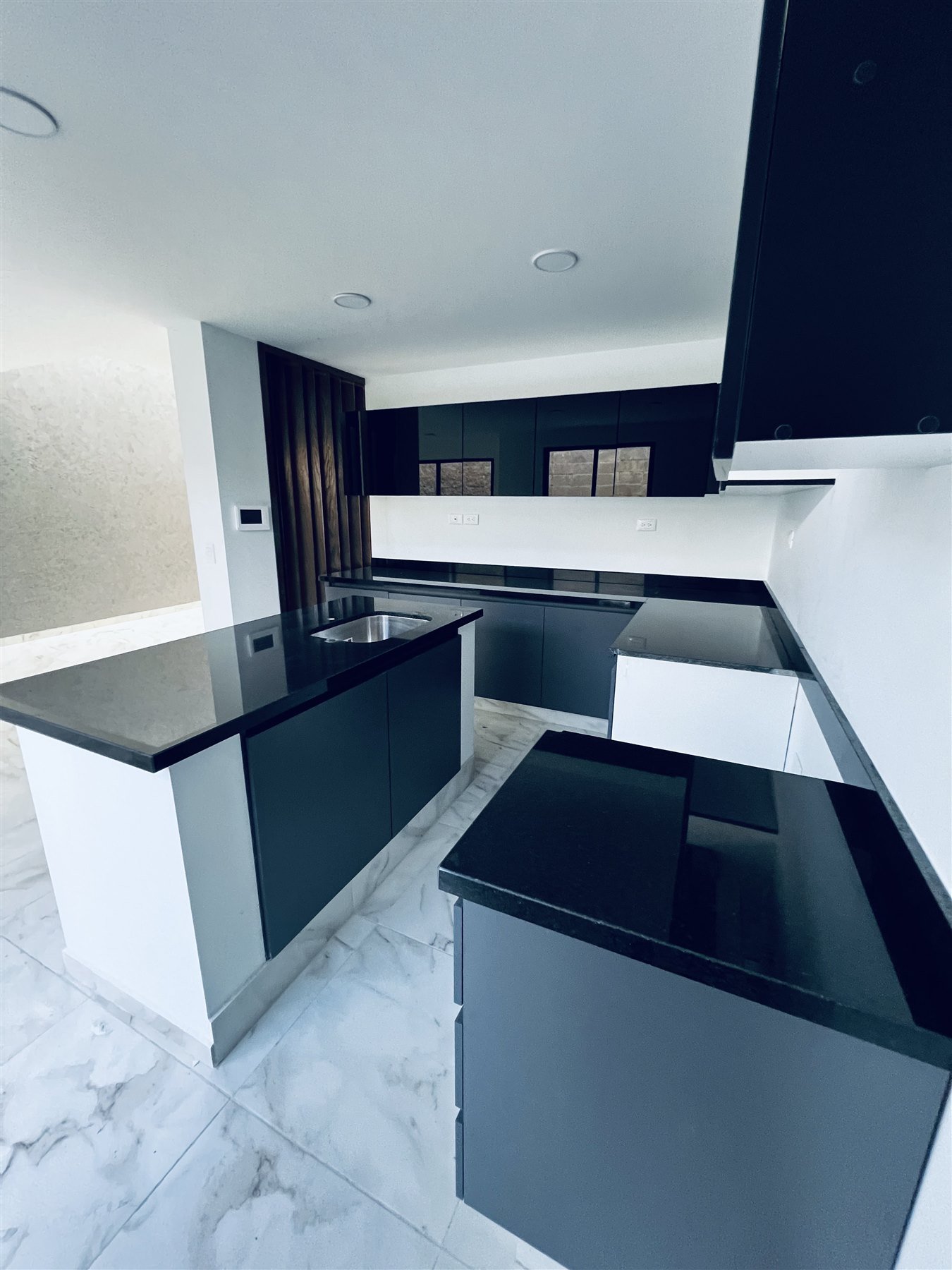 Cocina integral en azul marino con isla