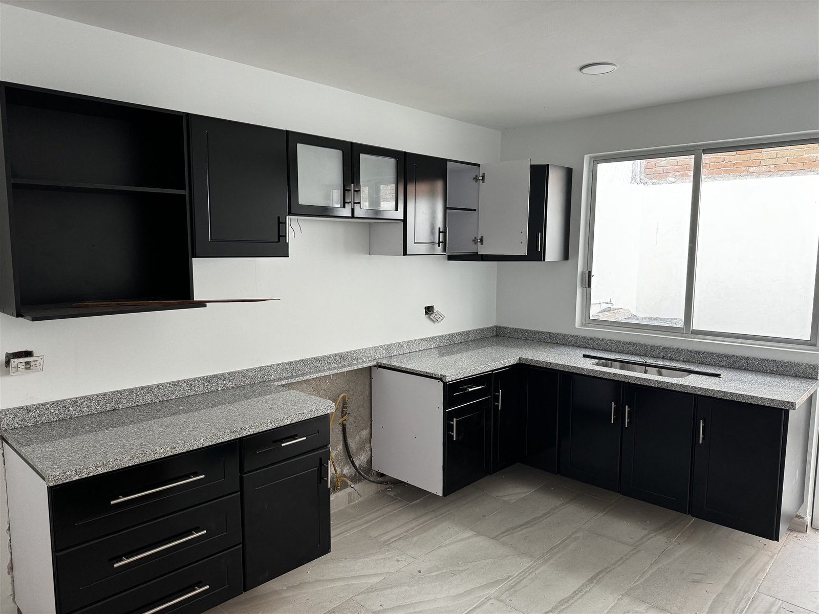 Cocina integral negra en L
