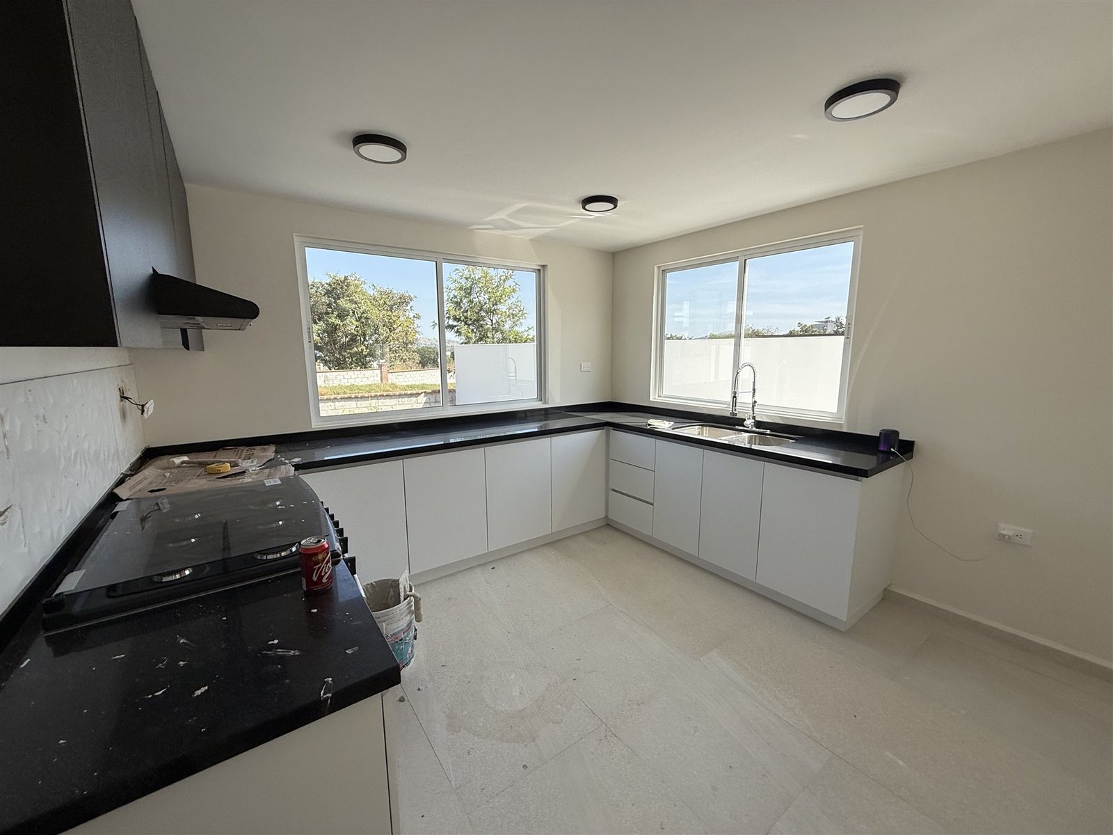 Cocina integral blanca en L