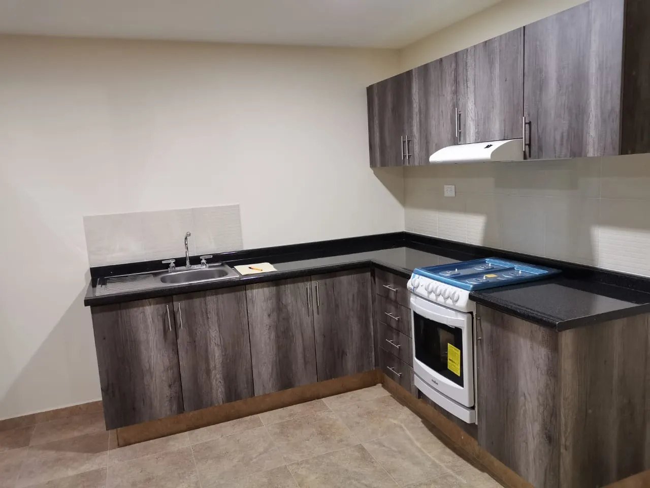Cocina integral en melamina, cubierta negra