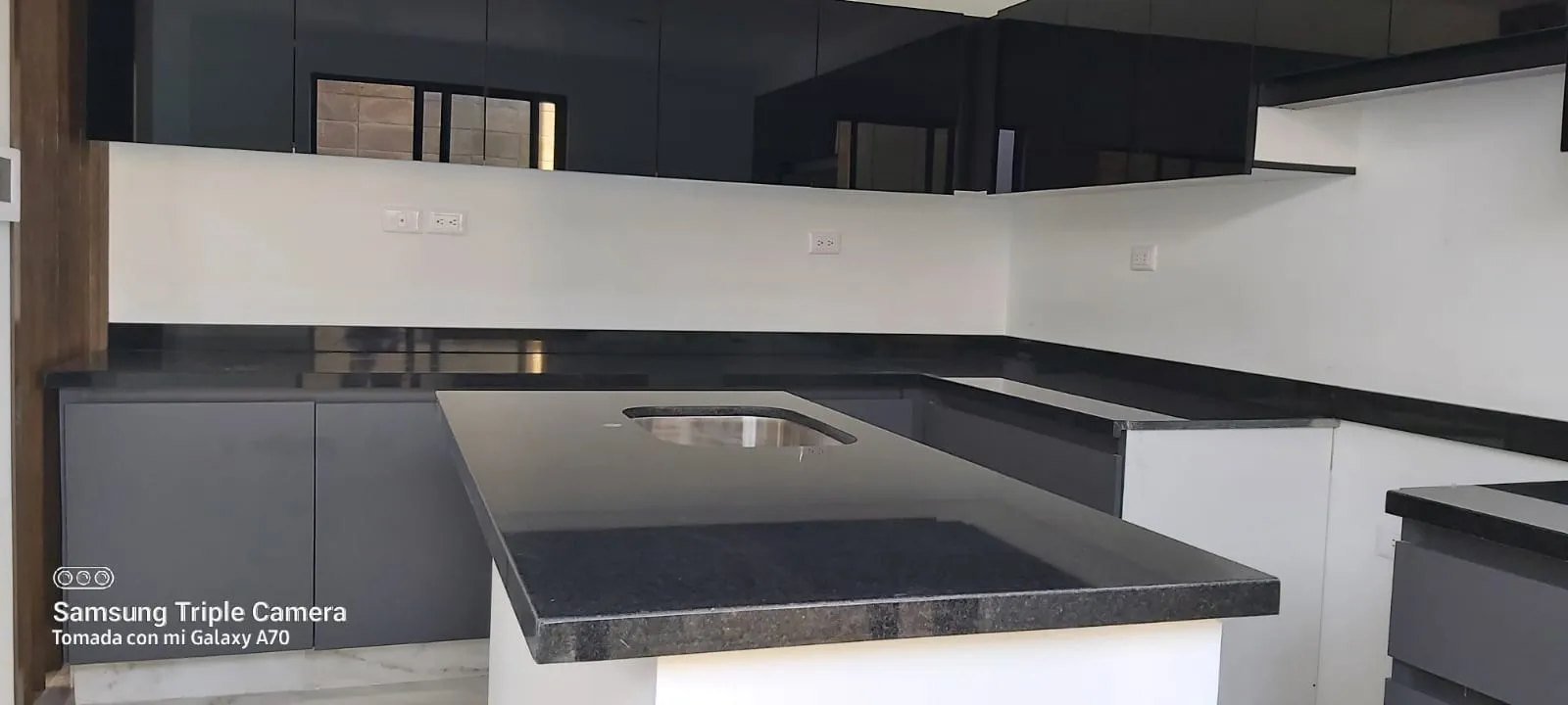 Cocina con cubierta oscura y alacena