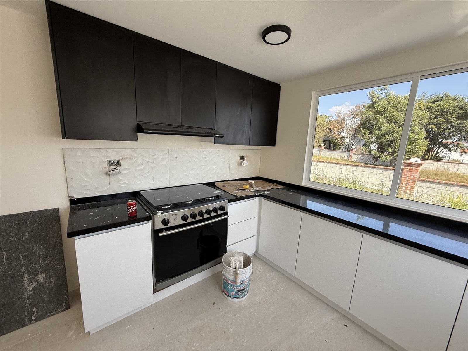 Cocina integral en melamina oscura