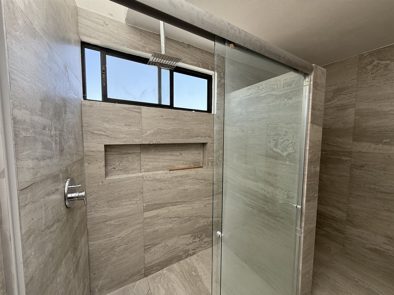 Regadera con puerta de cristal y nicho