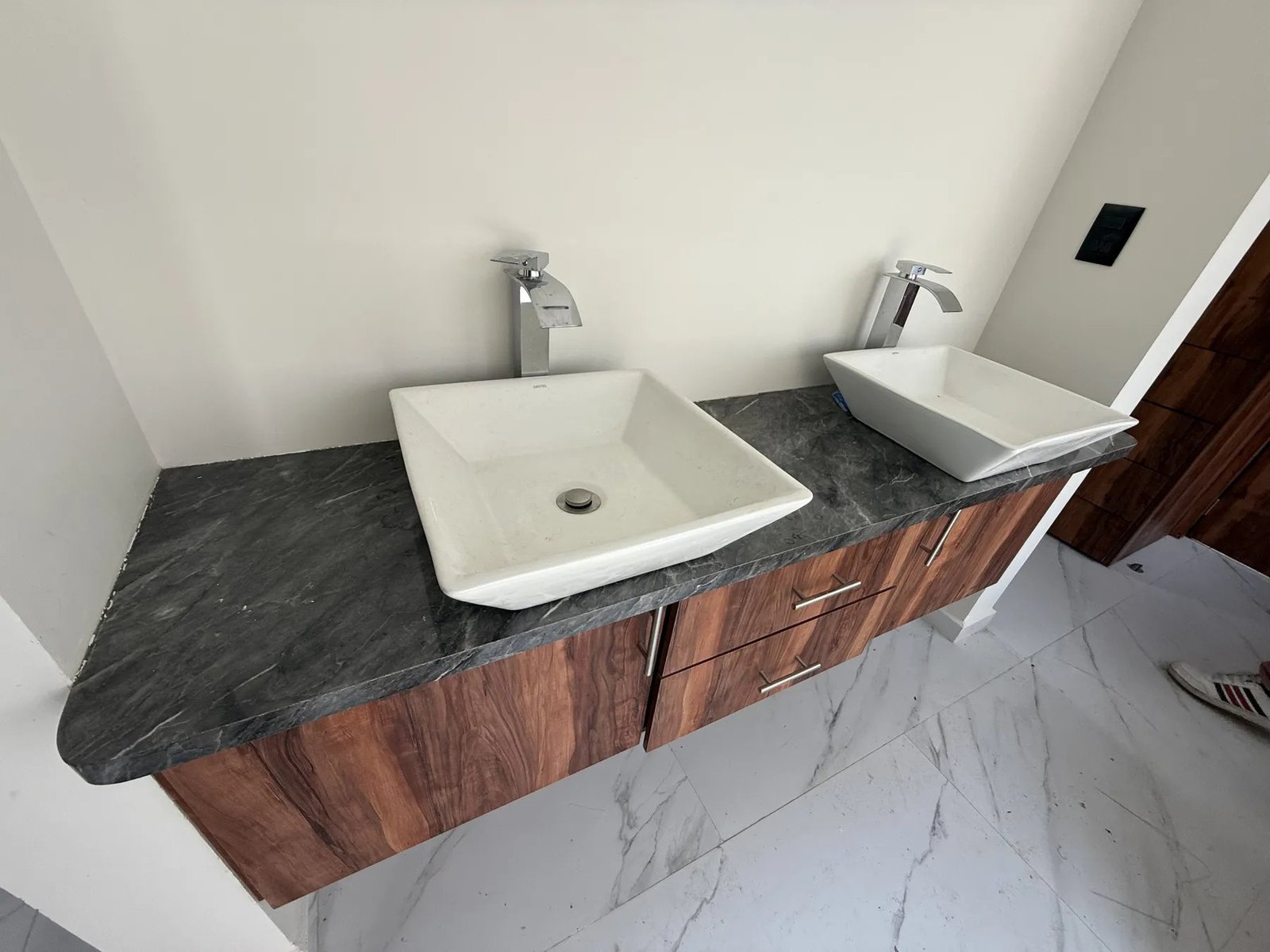 Doble lavabo sobre cubierta de piedra